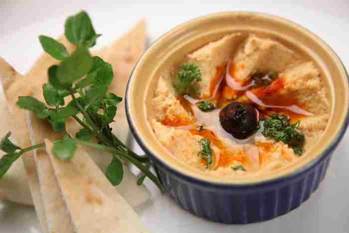 Hummus piatto simbolo della pace chimicamo e1617378835991