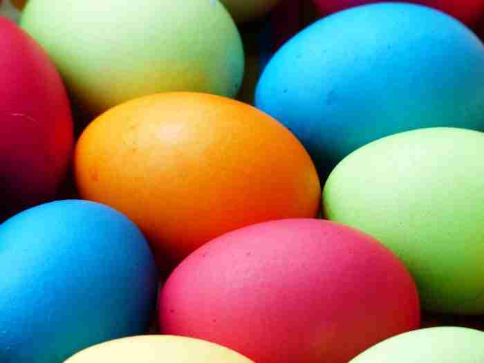 Colorare le uova con sostanze naturali chimicamo e1616520743461